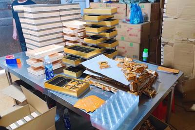 海珠警方查获的假冒品牌散装月饼及包装材料。(广州市公安局供图)